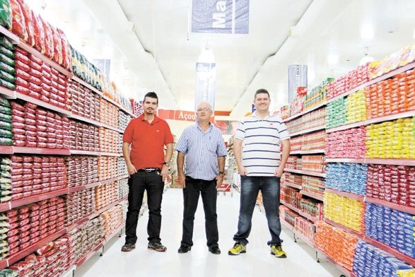 Os irmãos Samuel e Tiago com o pai, fundador dos Supermercados Tiãozinho (Foto institucional)